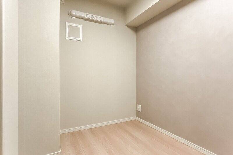 廊下に面したこちらのサービスルームは、ベッドを置いて寝室として使うのもよし、リモートワーク用の書斎にするのも◎