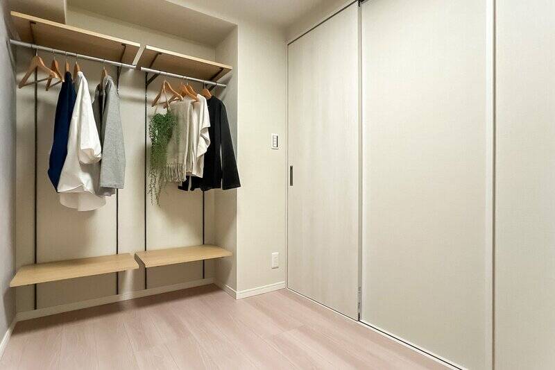 可動棚が備わっているので収納しやすく、用途に合わせて取り外しもできます。