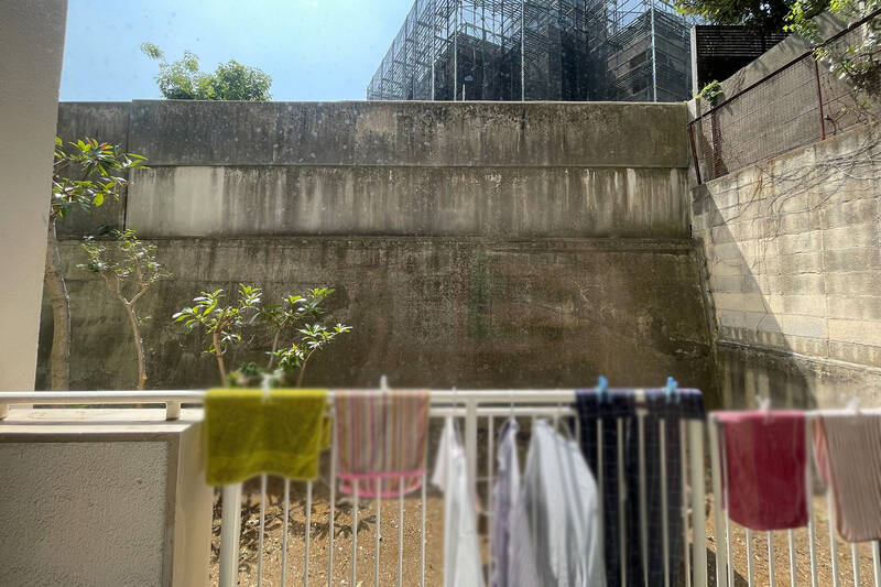 南東向きのバルコニー（写真は、前所有者がお住まい時のもの）。正面には背の高い擁壁（ようへき）がありますが、上部からはやわらかな光が降り注ぎます。