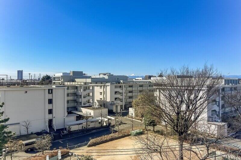 今回ご紹介する物件は、「最寄り駅から徒歩1分の立地」と「日当たり・風通し」が魅力の4LDK。南西向きの窓から西へ向くと、大きな空の向こうには、地名の由来にもなった美しい富士山のシルエットが浮かびます。