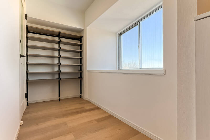 ベビーカーや趣味の道具、キャンプのギアなどの大きなアイテムまで、まるごと収められそうな広さ。巨大な収納空間としてだけでなく、ちょっとした作業などマルチに使えそうなスペースです。