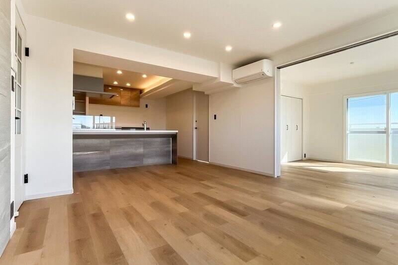 LDKの広さは約15.6帖。写真のように、隣接する洋室Aの引き戸を開け放つと、さらに明るく開放的な約22.1帖の空間になります。