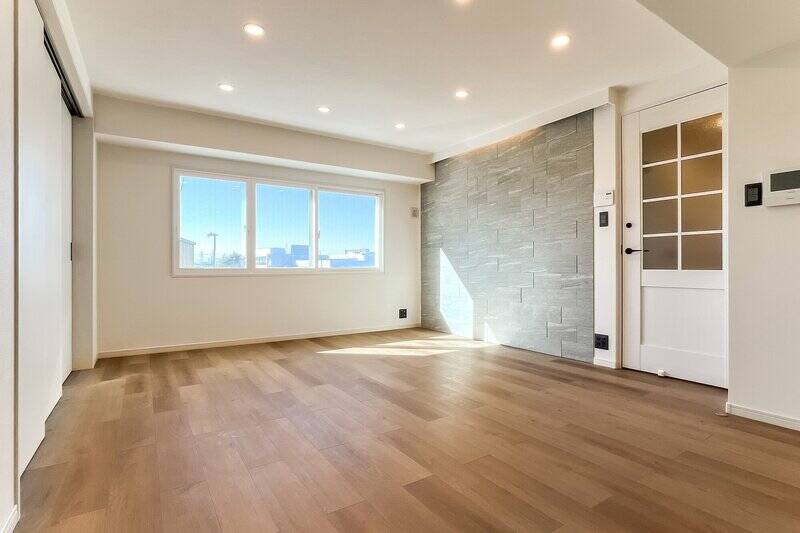 洋室Aの引き戸を閉めたLD全景。リビングとダイニングのスペースをそれぞれ設けても、余白が残る広さです。