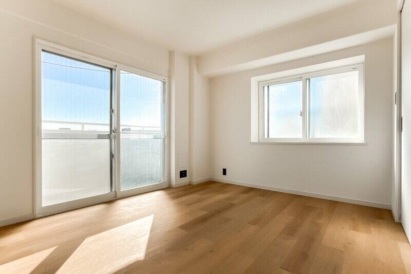 洋室Aは南東と南西の二面採光。エアコンとクローゼットを設置済みです。