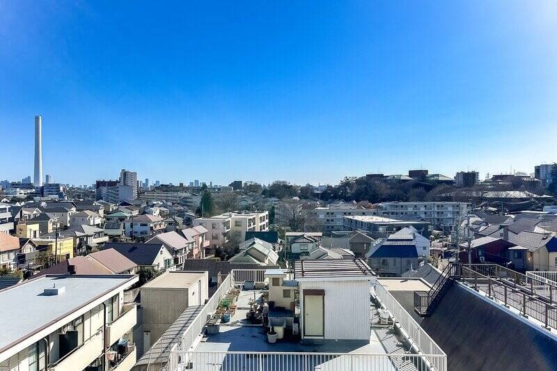 まわりには背の高い建物がなく、街並みの先まで見渡す開放的な眺望。冒頭でご紹介した富士山は右手側に望みます。