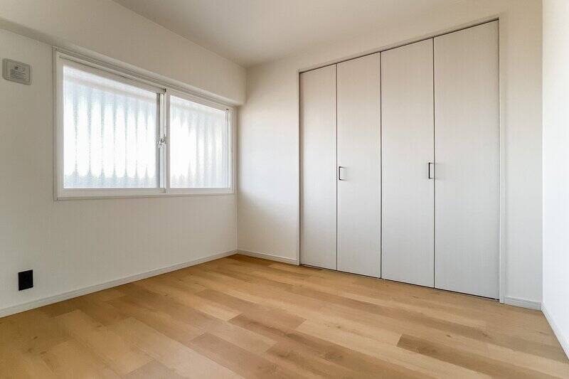 洋室Cは北西向き。落ち着いた自然光が入り、ベッドルームにもぴったりです。