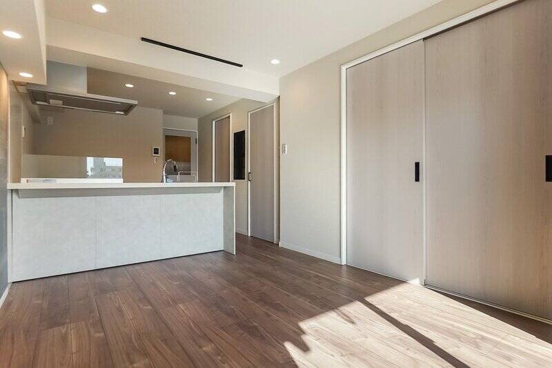 リビングのお隣は約6帖の洋室Aとの間は引き戸なので、開けっ放しで広々使っても◎ 閉めた様子はこちら！