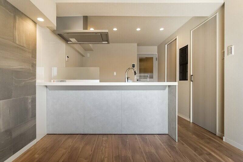 専有面積からすると、かなりゆとりのあるキッチン♡ 背面にもファミリーサイズの冷蔵庫とキッチンボードを置ける余裕があります。