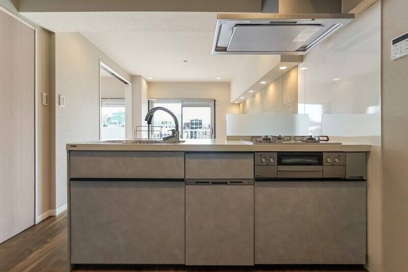 3口コンロに食洗機、浄水器一体型水栓も備わっています。