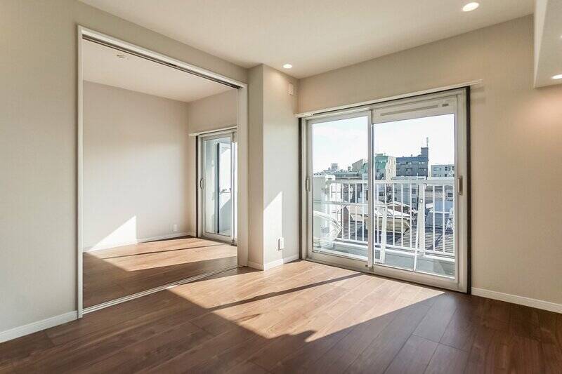 サッシはマンション全体でペアサッシに交換工事済み！サッシは築年数を感じやすいポイントなので、新しくなっているのはうれしいですね。 