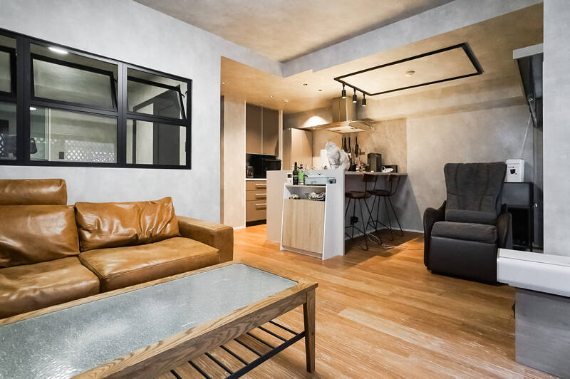 さっそくLDKにお邪魔しました。なんてシックでムーディーな空間！