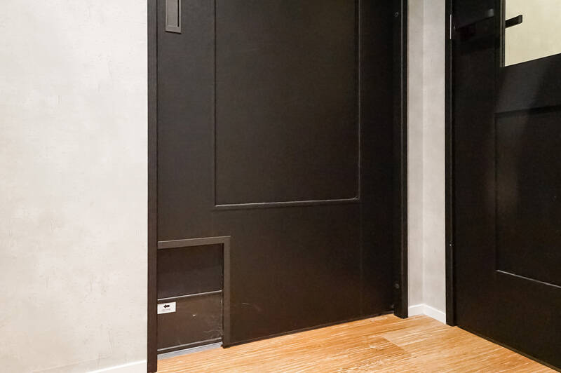 洋室の建具は、ペットが通れるドア付き！ 『開けて〜』とドアをカリカリされる日々とは、ここでおさらばです。自ら開けに行くことも、ペットの行動を制限することもなくなります。