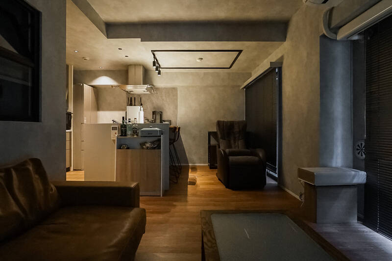 ブラインドを閉めると、さらにムーディーな空間に。間接照明での雰囲気づくりも楽しめそう。