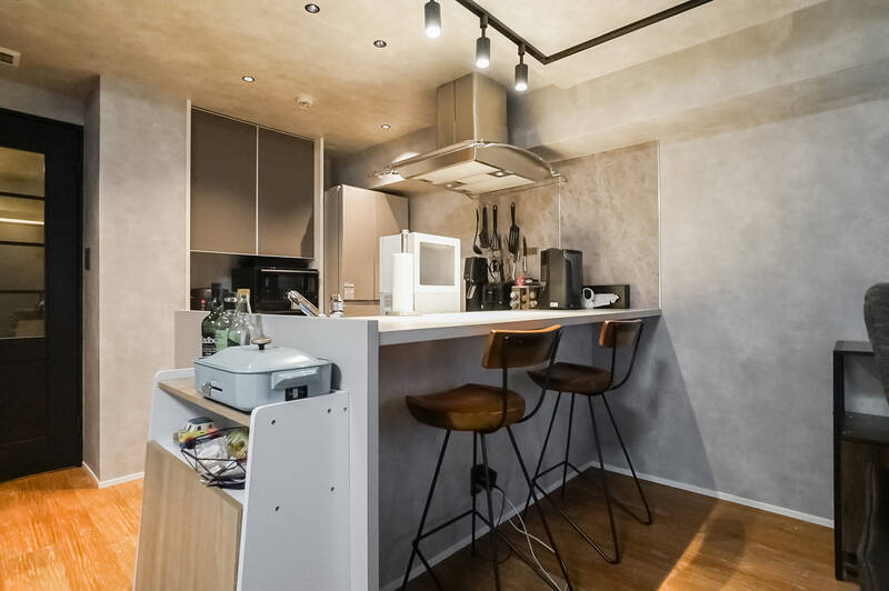 キッチンの前面には、幅・奥行きが十分に確保されたカウンターが備わっています。照明を抑えると、隠れ家のような雰囲気の自宅バーが完成。