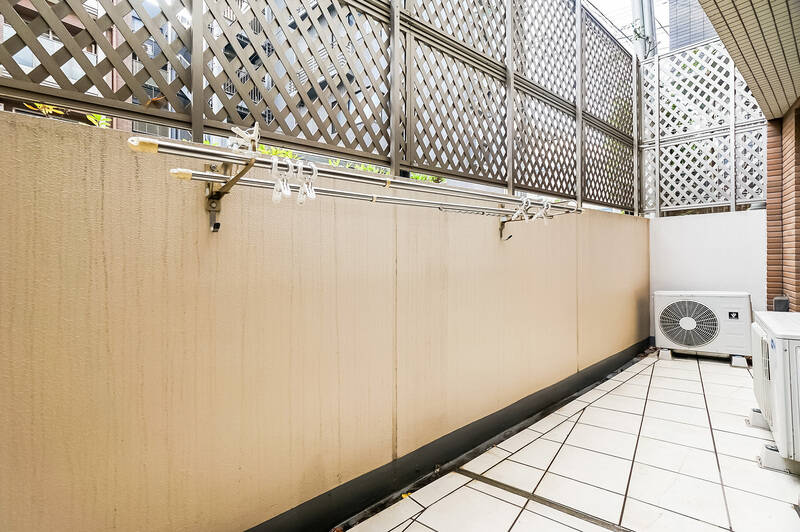 台形のテラスは物干し金具付きです。