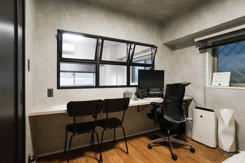 こちらは約6帖の寝室兼書斎。リビングダイニング側に幅のあるデスクが備わっています。