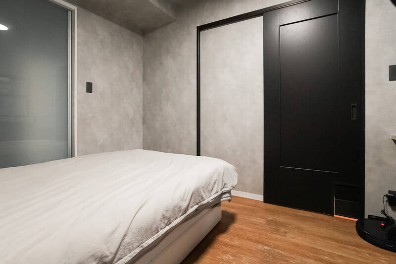 ベッドを置いてもまだスペースにゆとりがあります。写真左手のすりガラス入り建具の先は、ウォークインクローゼット（WIC）。