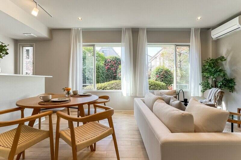 LDKの広さは約17.5帖。西向きの窓からは、マンション敷地内のグリーンをたっぷり望めます。