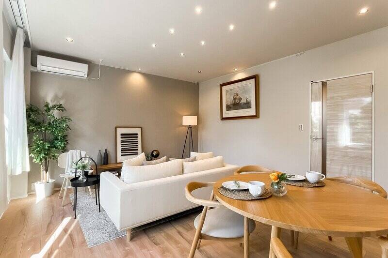 グレージュトーンでまとめた内装や、天井をフラットに見せるダウンライトが、空間をスッキリと洗練された印象に。