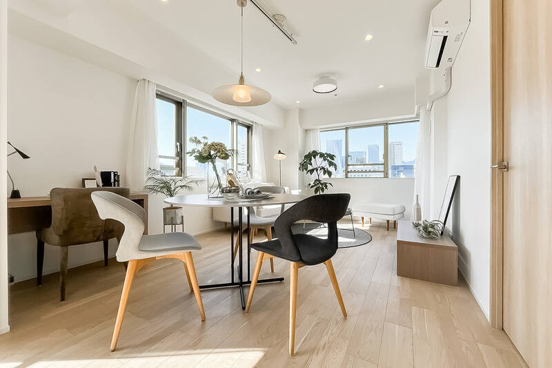 LDKの広さは約14.4帖。北西・南西に腰高窓があり、都心とは思えないほど開放的な空間です。