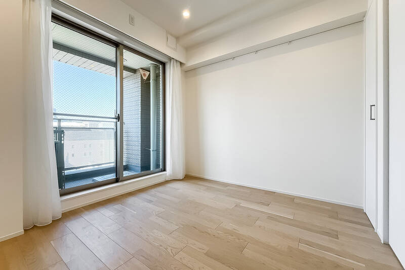 いずれの洋室もLDKと隣接する間取り。約5.1帖の洋室Aは北西向きで、大きなクローゼットと片開きの収納が備わっています。