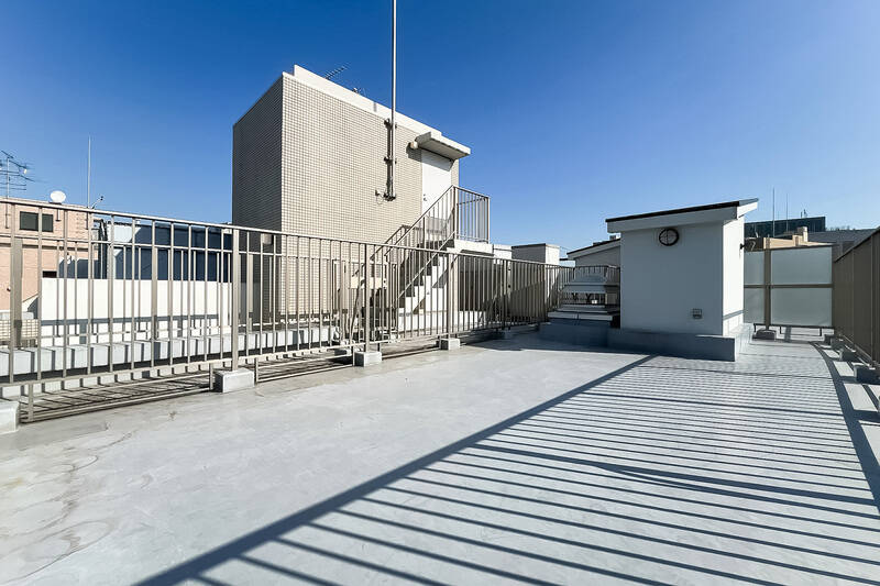 まわりに同じくらいの背の高さの建物がないため、広さとプライベート感のどちらも叶う空間です。