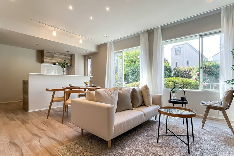 インテリアも内装に合った配色や素材で、ナチュラルテイストに。ダイニングテーブルの上には、スポットライトが設置されているので、お料理を華やかに見せてくれそうです。