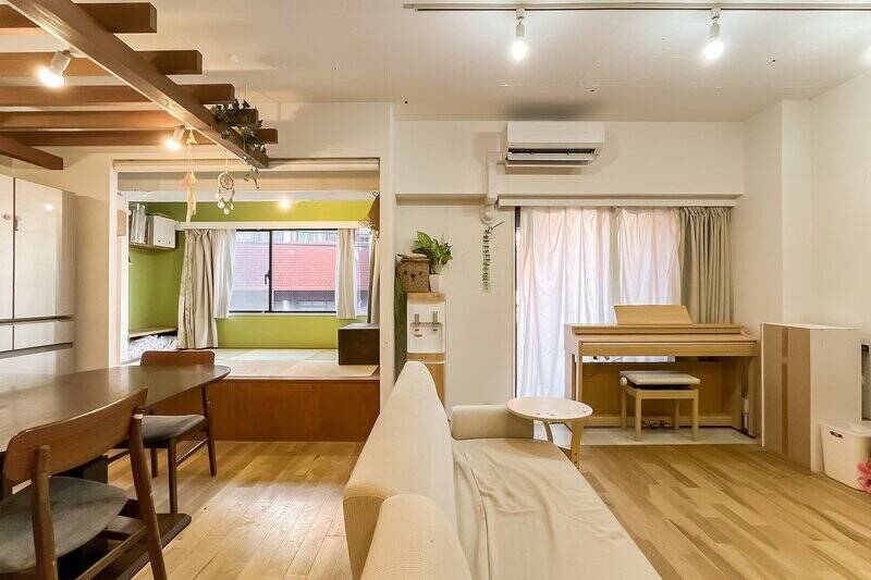 無垢フローリングが張られたやさしい空間。左手の小上がりが気になりますが、また後ほど。