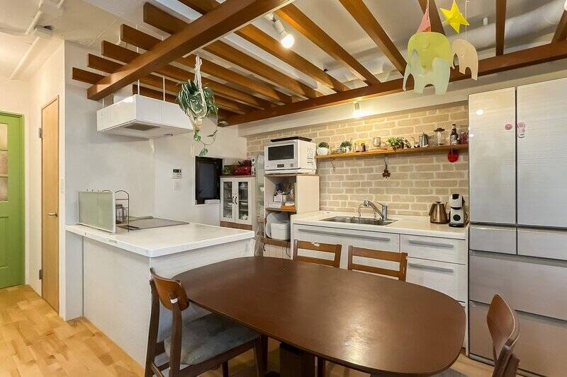 ルーバー天井が目を引く広いキッチン。換気用の小窓があるのがうれしい！