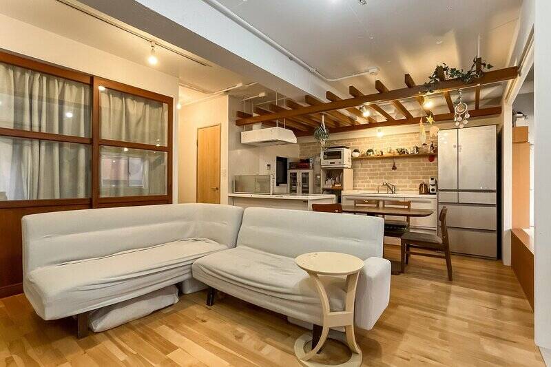 キッチン同様アイキャッチになっているのが、洋室の大きなガラス入り引き戸。ちょっと “和” を感じるデザインが素敵です。