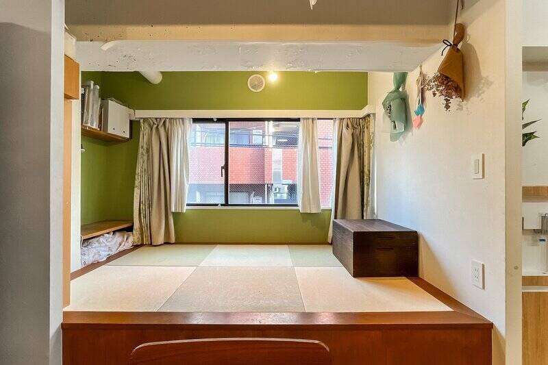 カーテンで隠れていますが、腰高窓はコーナーサッシになっているため開放的。左手は掘りごたつ式のデスクスペースに。