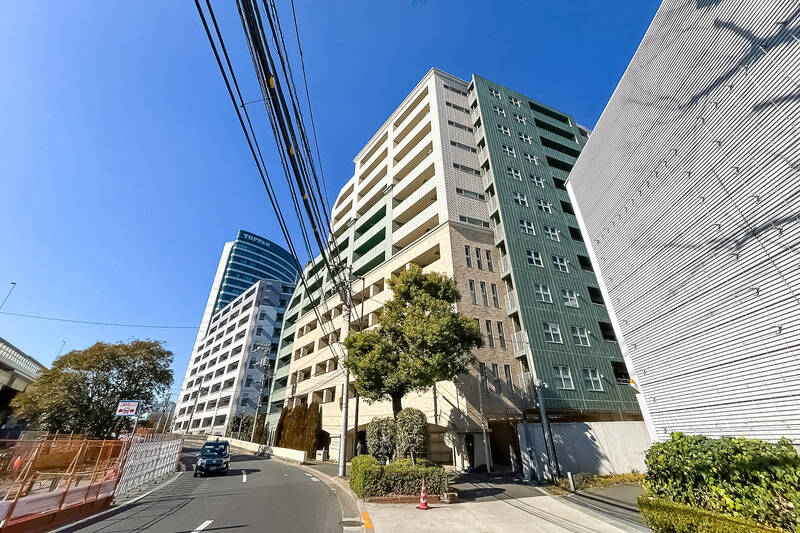 この地のランドマーク「TOPPANホールディングス株式会社」本社ビルを背負って建つ、全187戸の大規模マンションです。