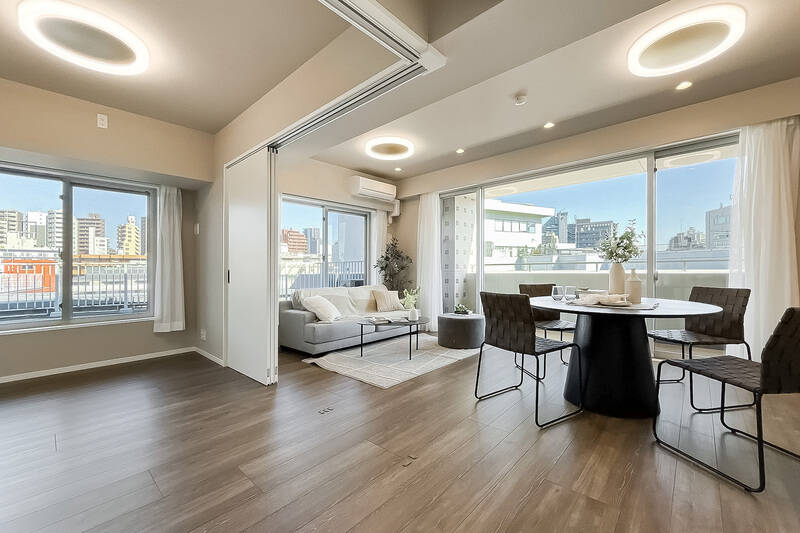 まずは2方に大きな窓がずらりと並ぶLDKからスタート。洋室Aと合わせると約20.7帖の空間です。