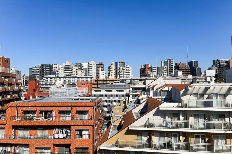 正面にはマンションやビルが建ち並んでいますが、こちらの方が視線が高く、周囲の目はさほど気になりません。