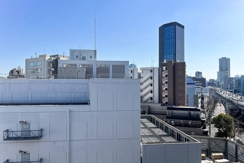 右手に目をやると、神田川の上にかかる首都高速道路が。距離が取れているためか、そこまで騒音は気になりませんでした。現地にてご自身の耳でお確かめくださいね。