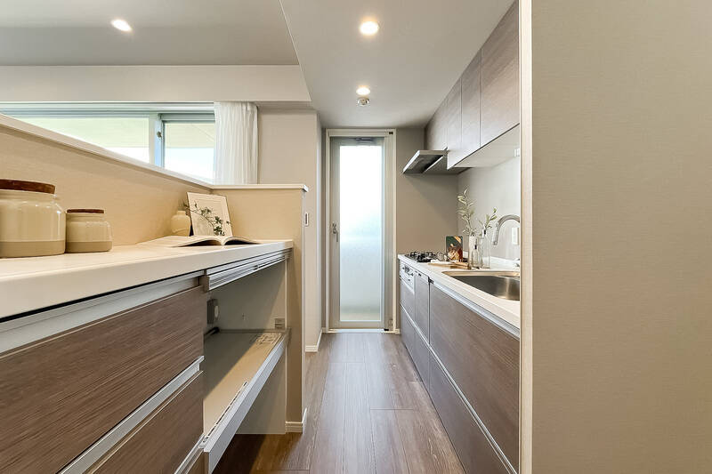 LDに面する形で収納カウンターが設けられており、調理家電がスッキリとしまえそう。