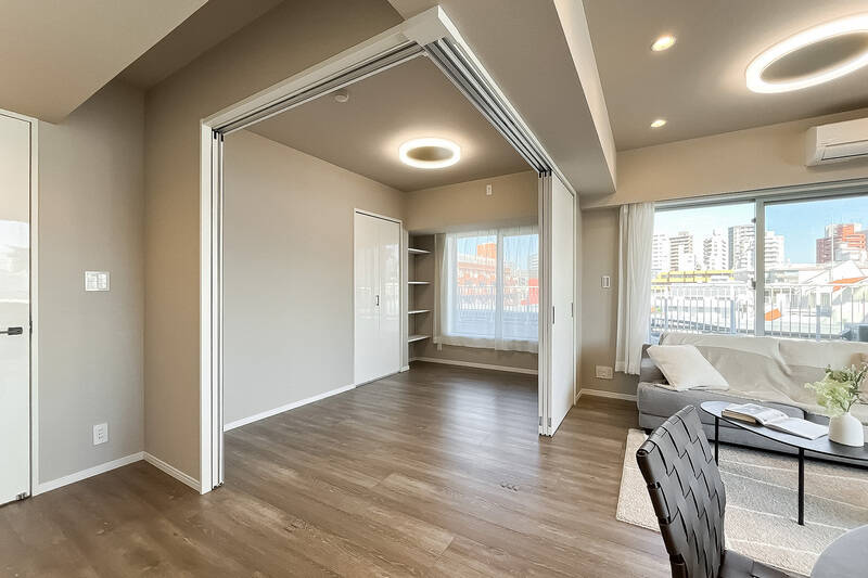 床にレールがないため、引き戸を開ければ違和感なくLDKと一体的に使えそう。収納や棚を備えています。