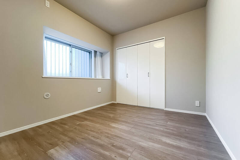 4つある洋室の中でもっとも広く、共用廊下に面した窓が付いています。