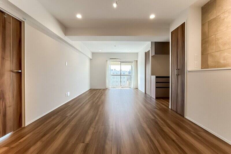 南西向き、約18.1帖のLDK。キッチンだけが奥まっていてリビングダイニング（LD）がズドンと縦長だからか、とっても広く感じます。