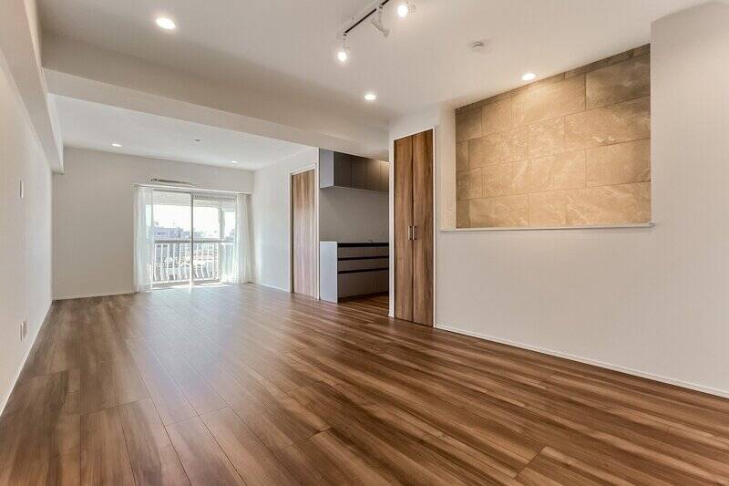 広さを伝えたくて角度違いでもう一枚（笑）。アクセントウォールの前にダイニングテーブルを置き、バルコニー側にソファを置くといいかもしれませんね。