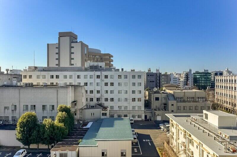 ……と誰かに聞きたくなるくらい、空が大きく音も静か。目の前にあるのは「東京共済病院」の広大な駐車場。山手通りは背の高いビルが並ぶあたりを走っています。