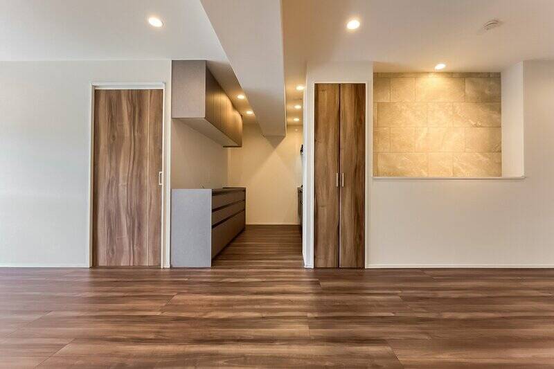 LDKを横切る梁をまたぐ形でキッチンが配置されています。