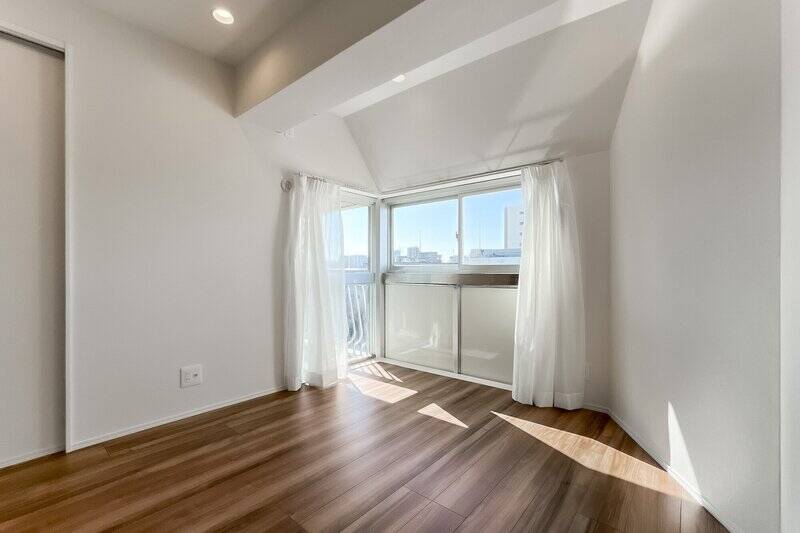 バルコニーと横並びの南西向き。コーナーサッシからたっぷりと空を堪能できますよ。天井や壁の一部が斜めになっているのも萌えポイント。