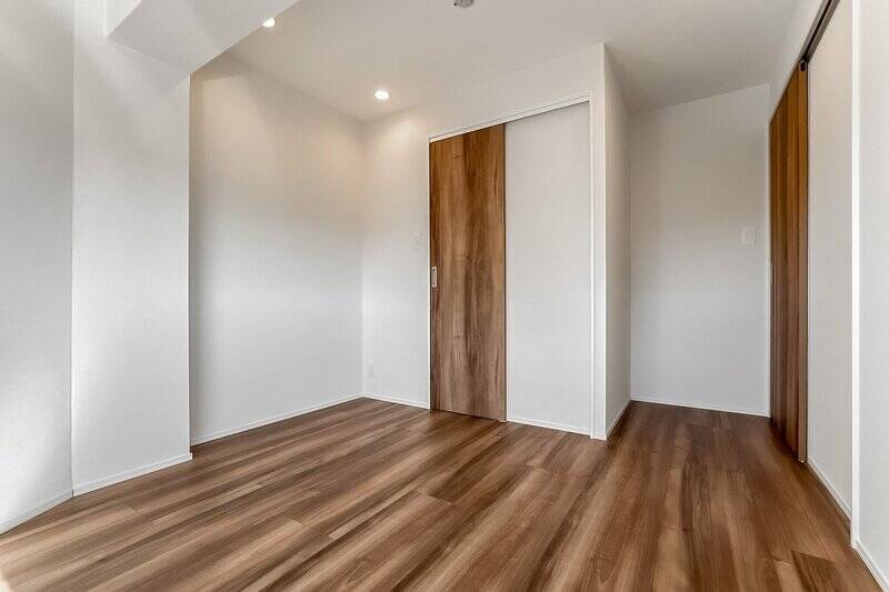 こちらの洋室は “コの字” に枕棚とハンガーパイプが付いたウォークインクローゼット（WIC）が備わっています。