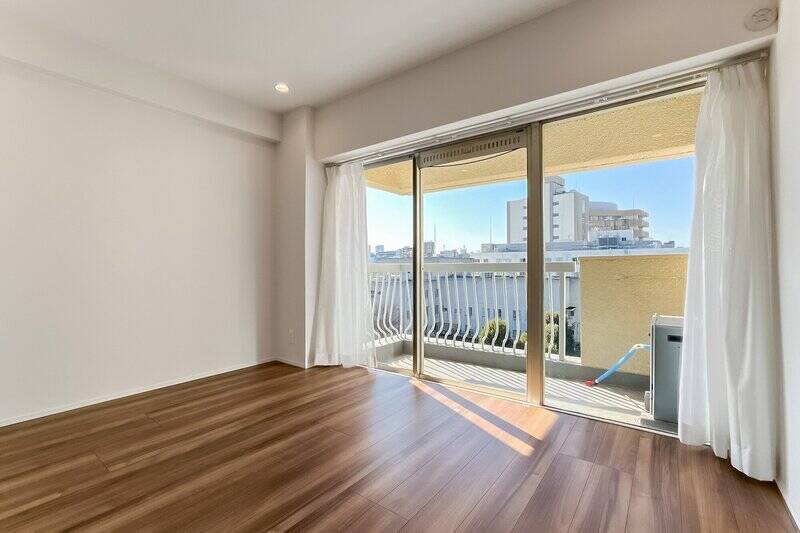 なななんと、こちらの居室専用のバルコニー付き。先ほどと同じく南西向きですが、実はサッシの幅はLDKより広いんです。