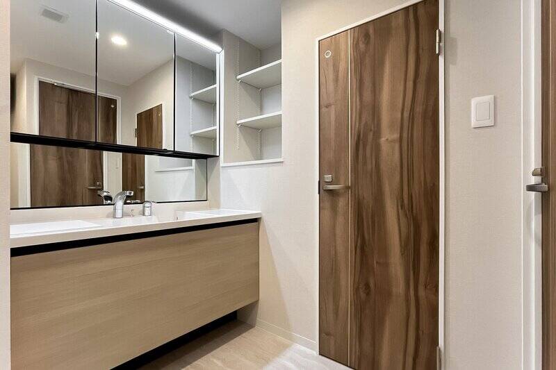 すべて一箇所に集約され、洗面脱衣室からトイレと浴室へアクセスします。洗濯機置き場も同室にまとまっていますよ。