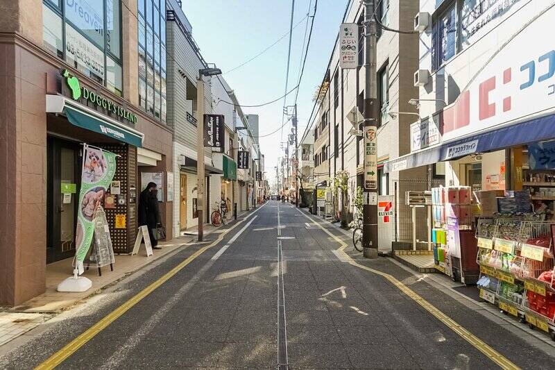 今回ご紹介する物件は、最寄りの東急世田谷線「松陰神社前」駅から徒歩4分。マンションは「松陰神社通り商店街」を抜けた先にあります。