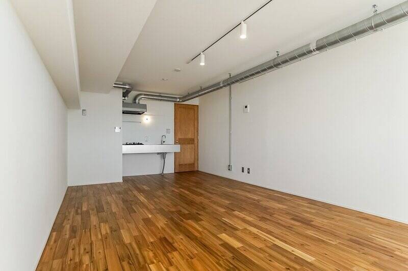 洋室の中央に収納家具を置くなどして、ダイニングやベッドスペースをゾーニングすれば、生活にメリハリが生まれますよ。