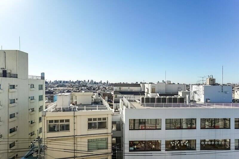 南西向きの窓を開けると、抜けのいい眺望が広がっています。