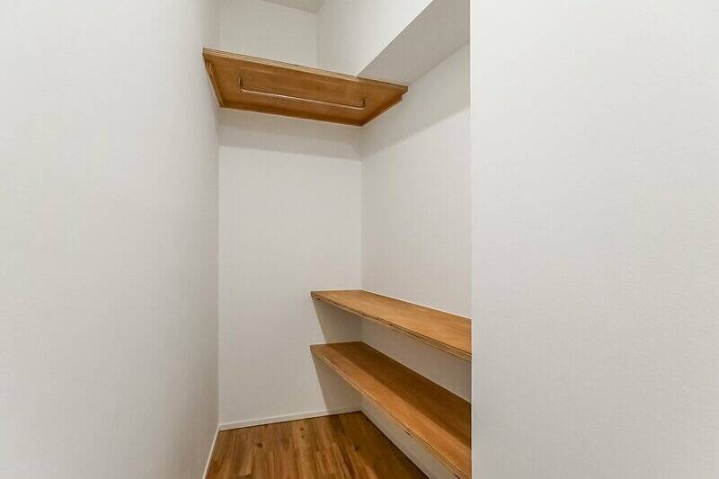 玄関近くにはWIC（ウォークインクローゼット）。シューズボックスは無いので、靴は棚に並べて収納するのがよさそうです。